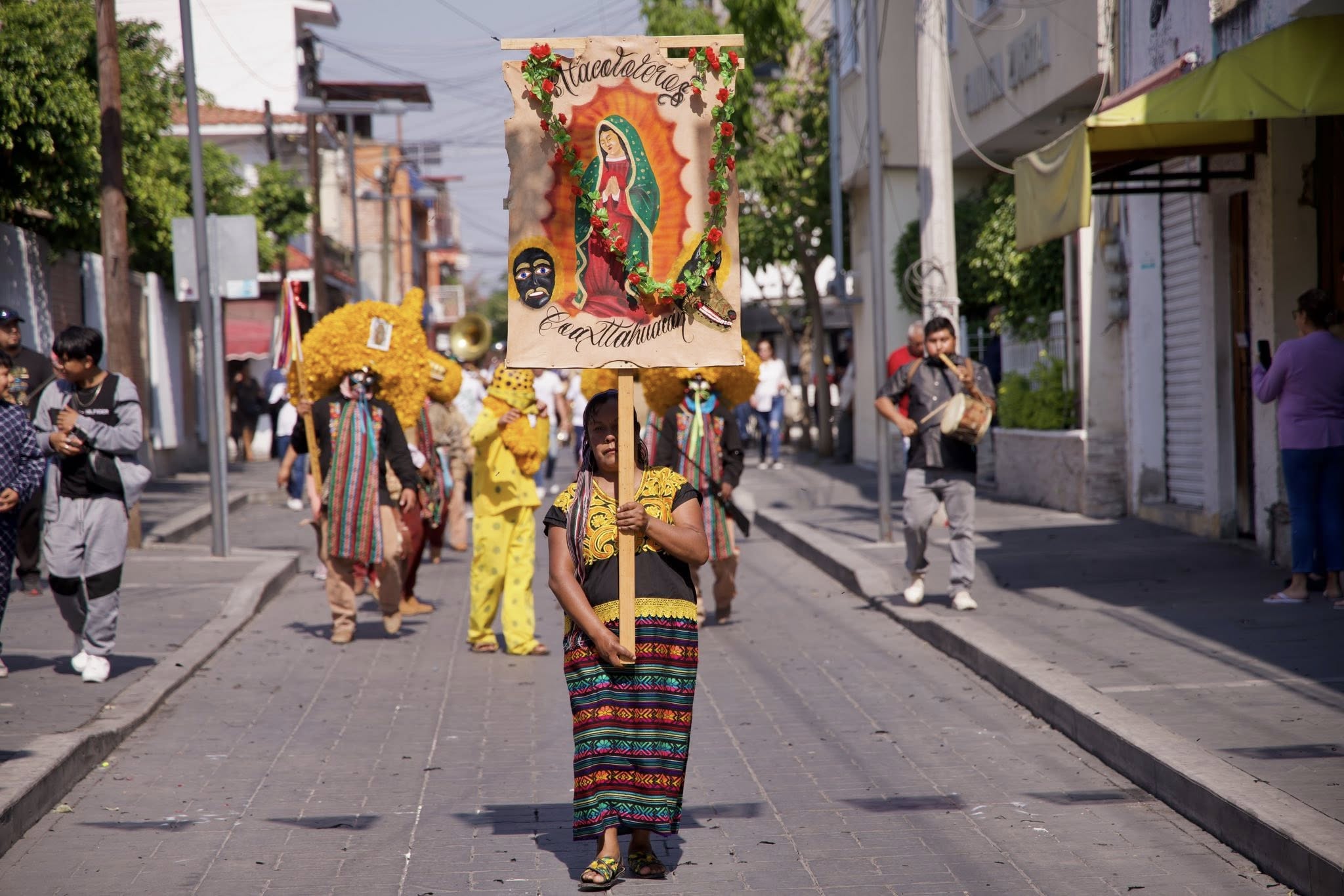 Personas caminando en la calle El contenido generado por IA puede ser incorrecto.
