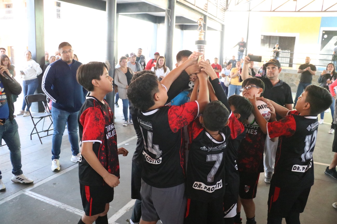 Un grupo de personas de pie El contenido generado por IA puede ser incorrecto.