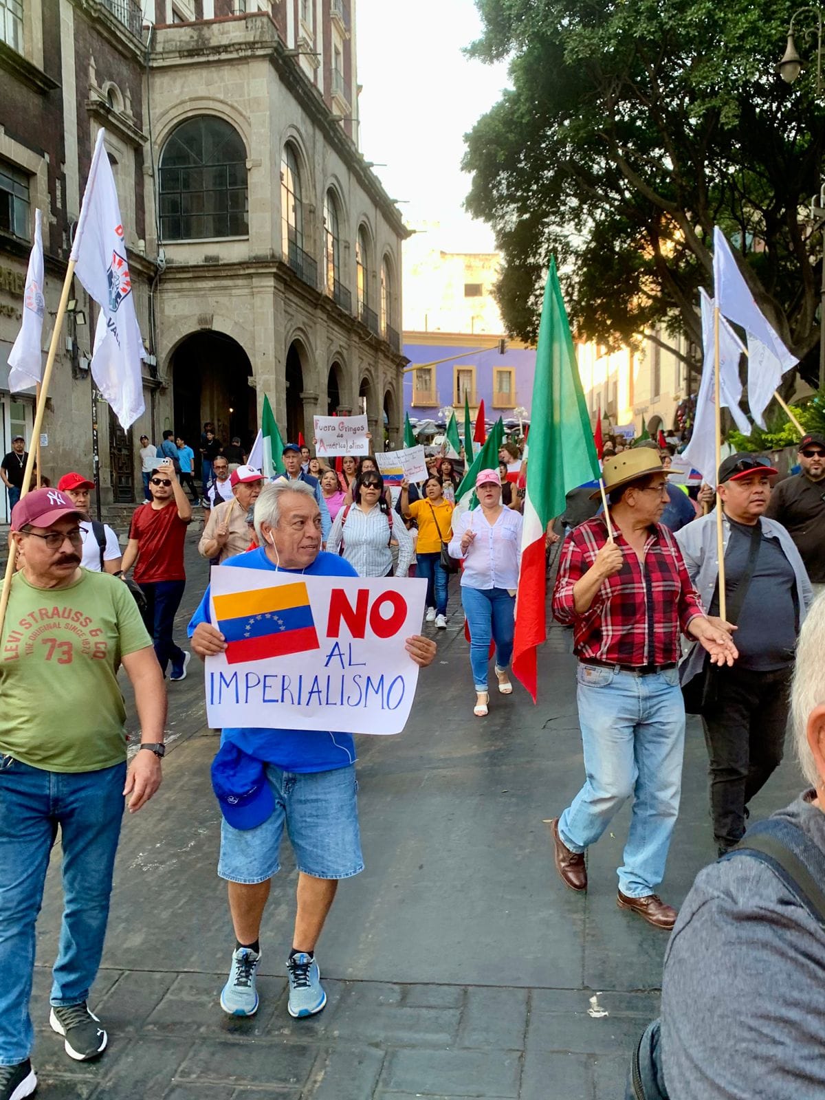 Un grupo de personas de pie en la calle El contenido generado por IA puede ser incorrecto.