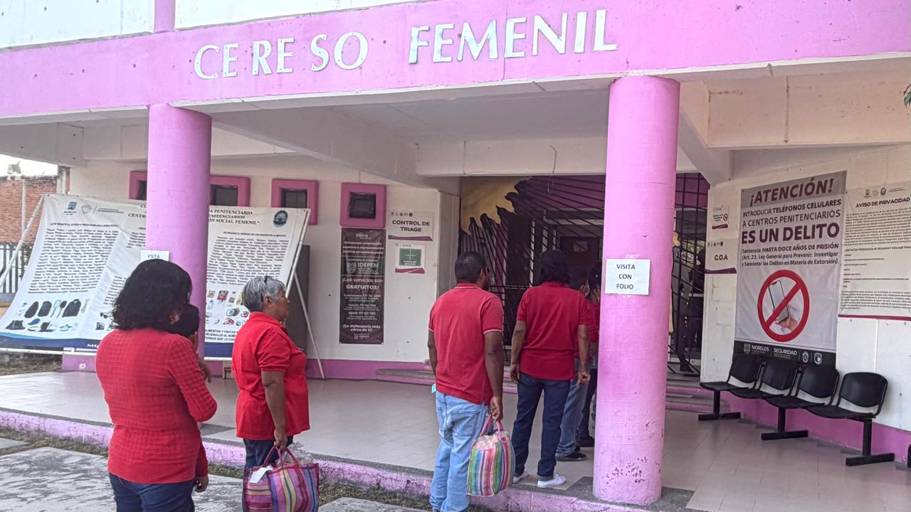 Un grupo de personas en una tienda El contenido generado por IA puede ser incorrecto.