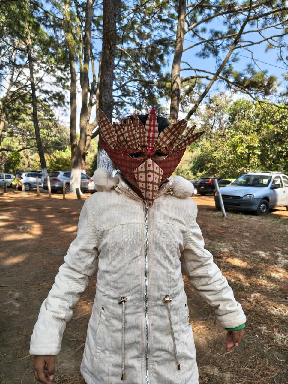 Un hombre parado al lado de un árbol El contenido generado por IA puede ser incorrecto.