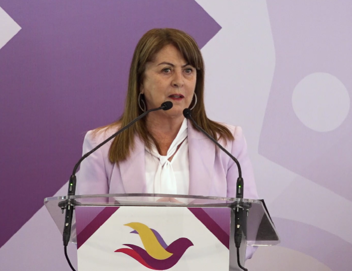 Una mujer con un micrófono en la mano El contenido generado por IA puede ser incorrecto.